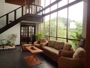 Lobby sitting area - Cliffside View Hotel (Meyungs)