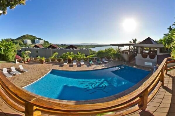 Una piscina al aire libre