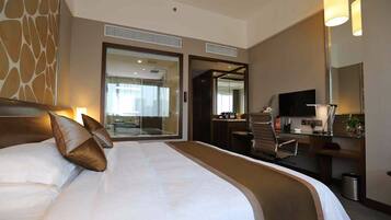 Een minibar, een kluis op de kamer, een bureau, verduisterende gordijnen