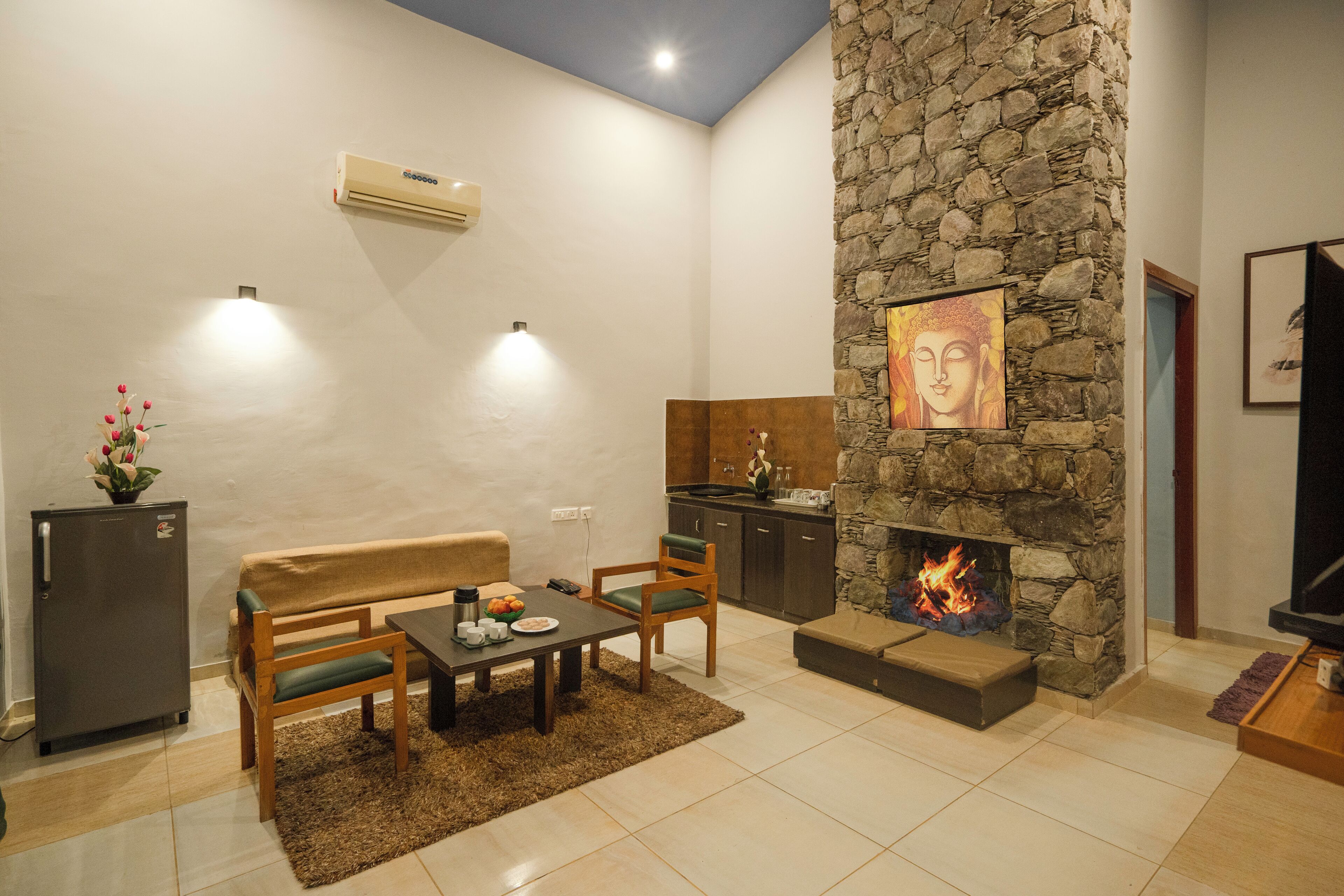 프레지덴셜 스위트 | 거실 공간 | 위성 채널 시청이 가능한 32인치 TV, 벽난로, 푸즈볼