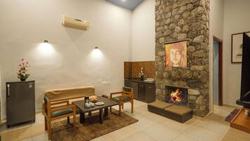 Presidential-Suite | Wohnbereich | 32-Zoll-Fernseher mit Satellitenempfang, Kamin, Tischfußball