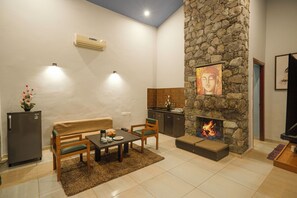 Suíte presidencial | Área de estar | TV 32 polegadas com canais via satélite, lareira, pebolim