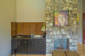 Geladeira, micro-ondas (mediante solicitação), cafeteira/chaleira