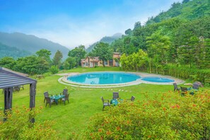 Piscine extérieure, accès possible de 9 h 30 à 20 h, parasols
