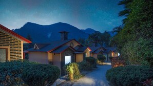 Una hilera de casas con una montaña al fondo.