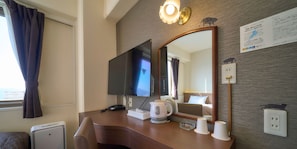 Desk, iron/ironing board, free WiFi, bed sheets - Minakuchi Century Hotel (Koka)