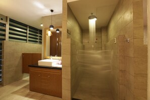 Sauna, tina de hidromasaje, baño de vapor y masajes de tejido profundo