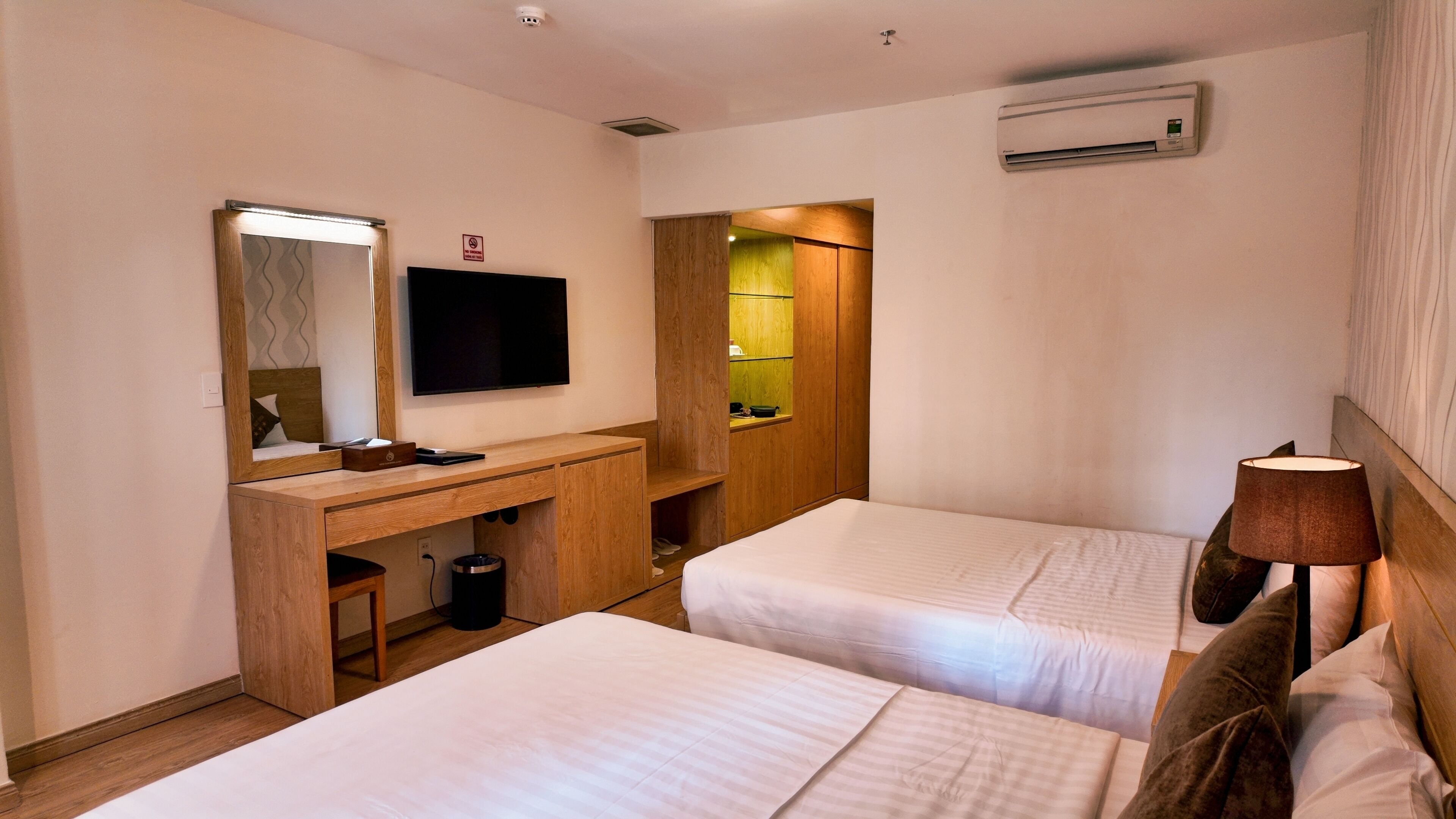 Frigobar, cofres nos quartos, escrivaninha, Wi-Fi de cortesia