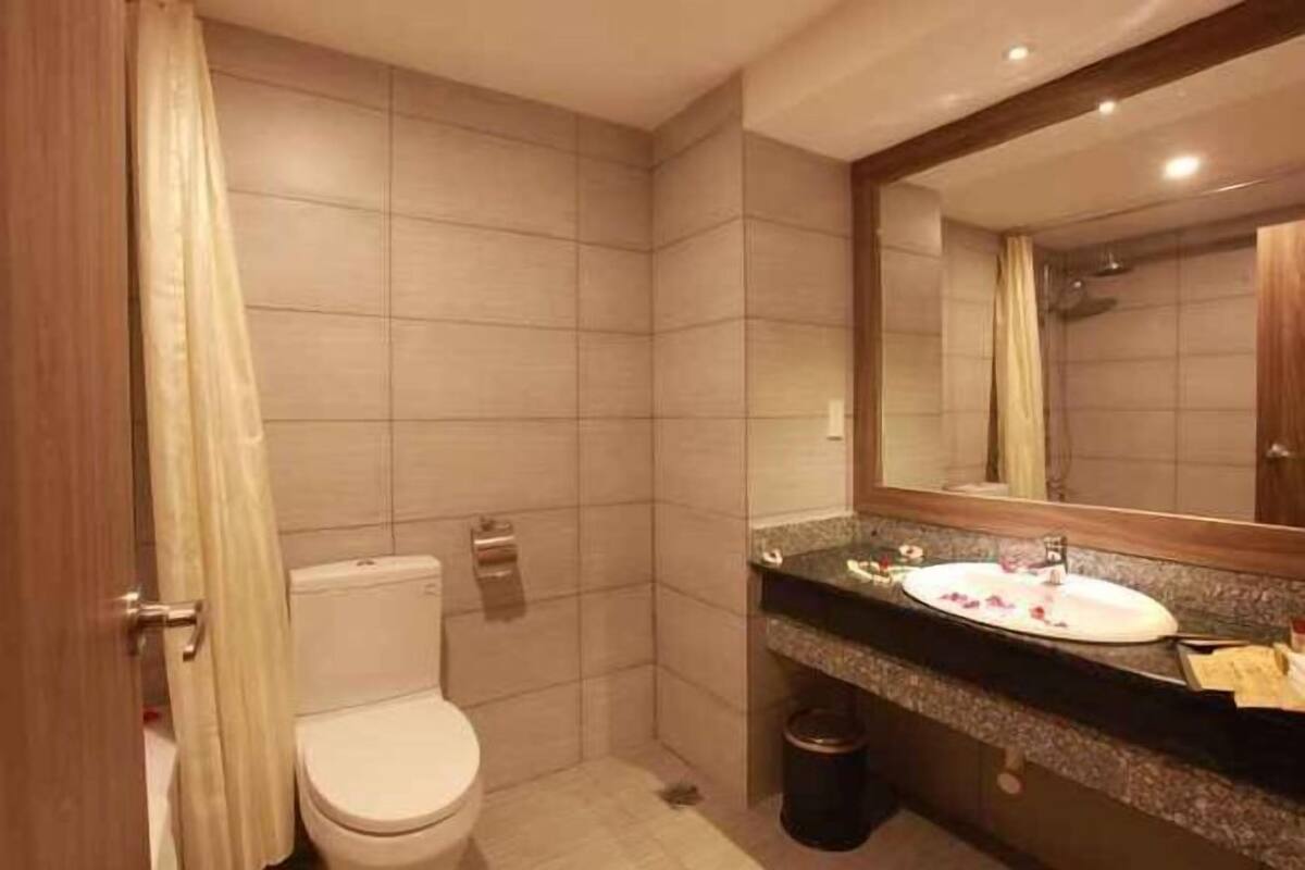 Baño | Artículos de higiene personal gratuitos, secador de pelo y albornoces