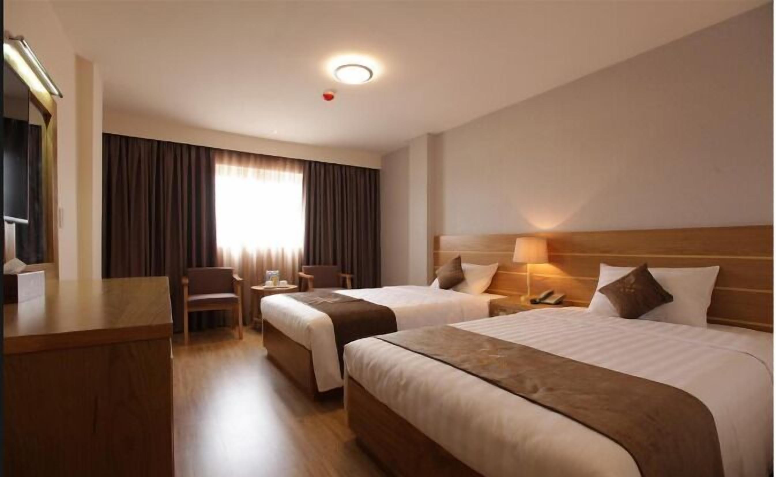มินิบาร์, ตู้นิรภัยในห้องพัก, โต๊ะทำงาน, Wi-Fi ฟรี