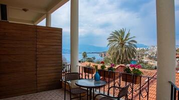 Suite, Balcony | Desk, iron/ironing board, rollaway beds, free WiFi