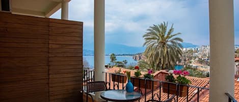 Suite, Balcony | Desk, iron/ironing board, free WiFi