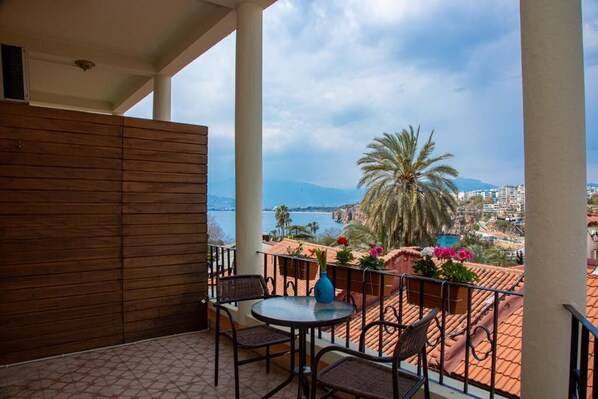Suite, Balcony | Desk, iron/ironing board, free WiFi - Villa Tulipan (Antalya)