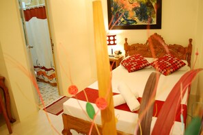 Desk, blackout curtains, bed sheets - DZR Guest House (Puerto Princesa)