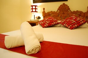 Escritorio, cortinas blackout y ropa de cama 