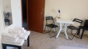 Premium bedding, desk, iron/ironing board, free WiFi - LovelyBed (Aprilia)