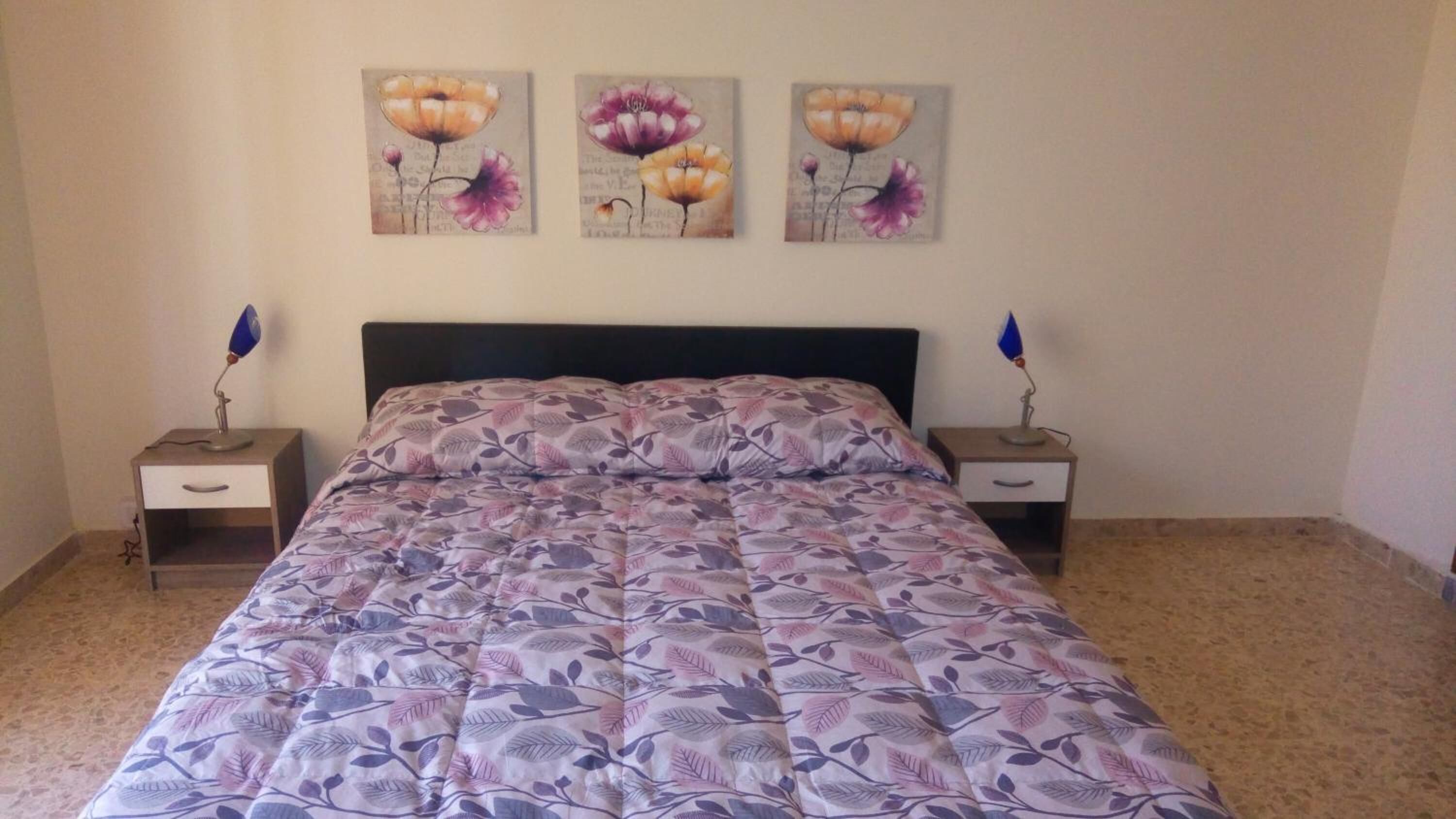 Sängtillbehör av högsta kvalitet, skrivbord och strykjärn/strykbräda