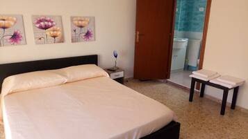 Double Room, Ensuite | Peralatan tempat tidur premium, meja, seterika/papan seterika