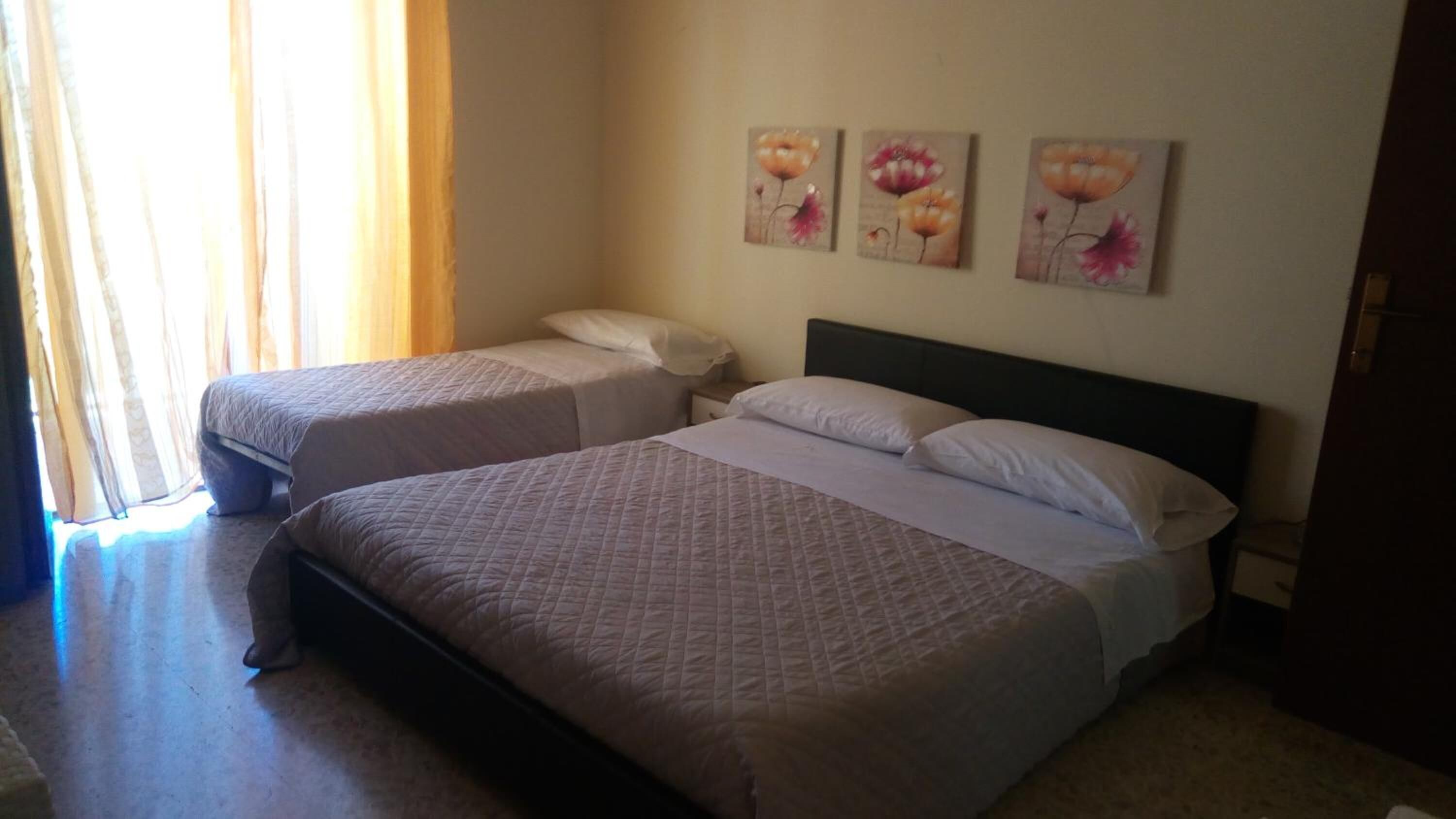 Sengetøy av topp kvalitet, skrivebord og strykejern/-brett