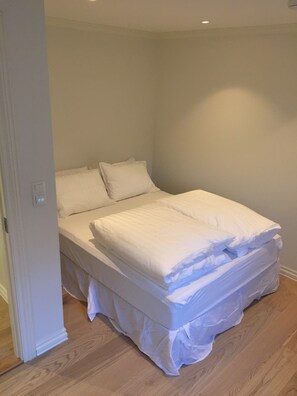 Leilighet – deluxe, 2 soverom | Sengetøy av topp kvalitet, skrivebord og blendingsgardiner