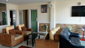 Una sala de estar con dos sofás, una mesita de centro y una chimenea.