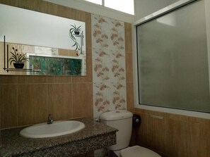 Ducha, artículos de tocador gratuitos, toallas