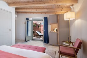 Minibar, in-room safe, desk, blackout curtains - Viaggio Elegant Rooms (Chania)