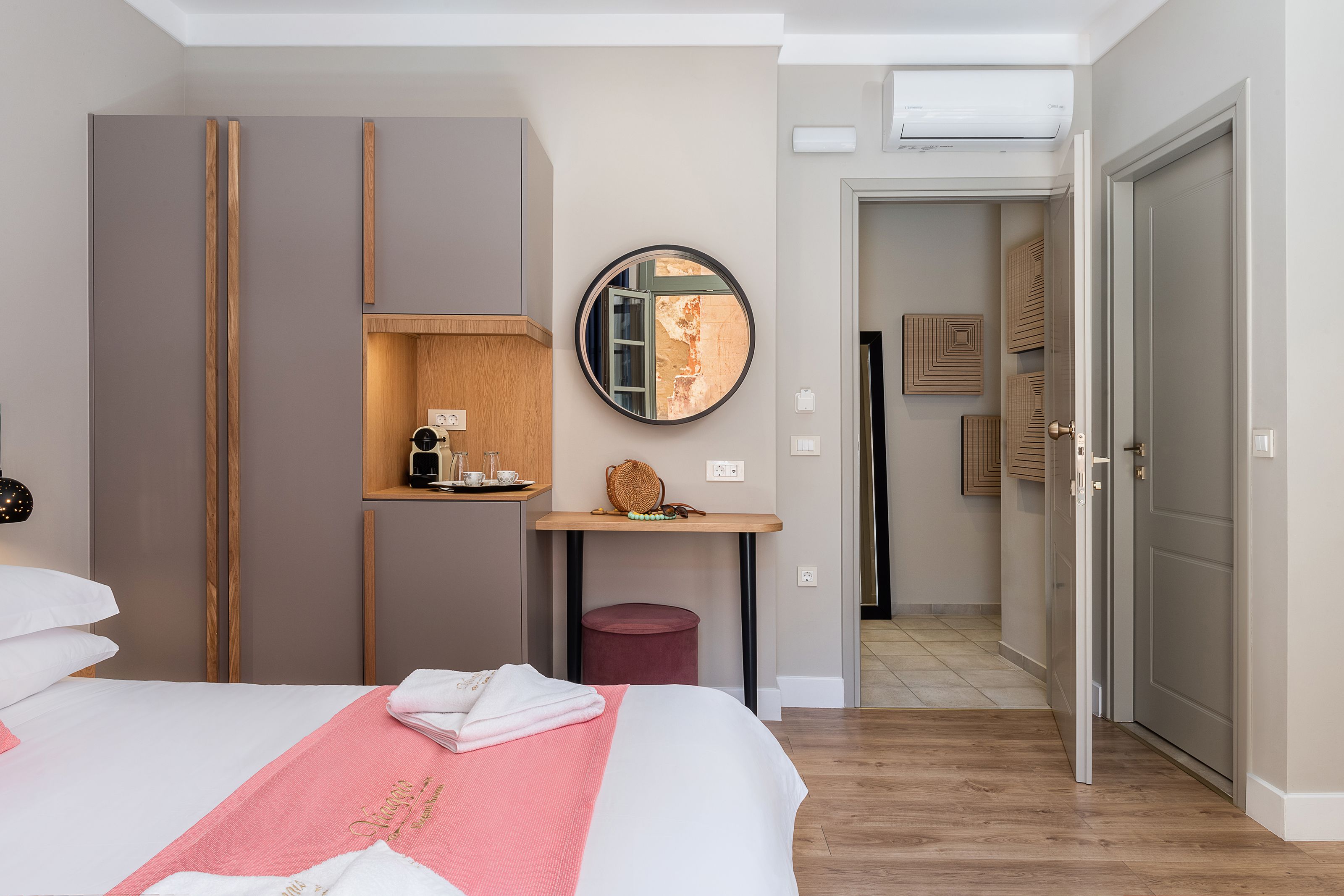 Frigobar, cofres nos quartos, escrivaninha, cortinas blackout