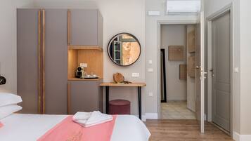 Frigobar, cofres nos quartos, escrivaninha, cortinas blackout