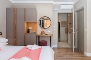 Minibar, in-room safe, desk, blackout curtains - Viaggio Elegant Rooms (Chania)