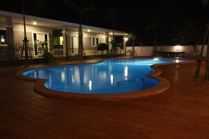 Una piscina al aire libre