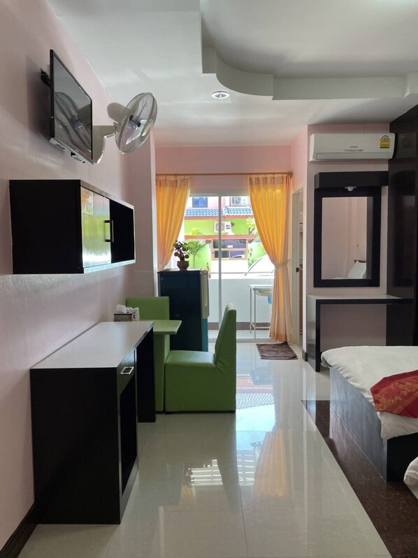 Standard Twin Room | Desk, blackout curtains, free WiFi, bed sheets - OYO 75399 Choktipparat Place (Udon Thani)