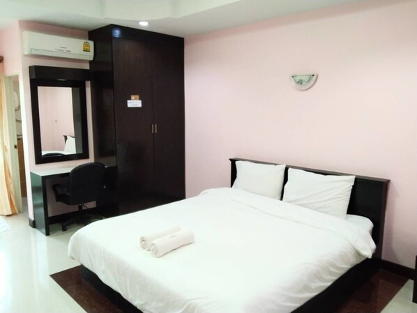 Standard Double Room | Desk, blackout drapes, free WiFi, bed sheets