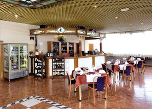 Frühstück und Abendessen, internationale Küche