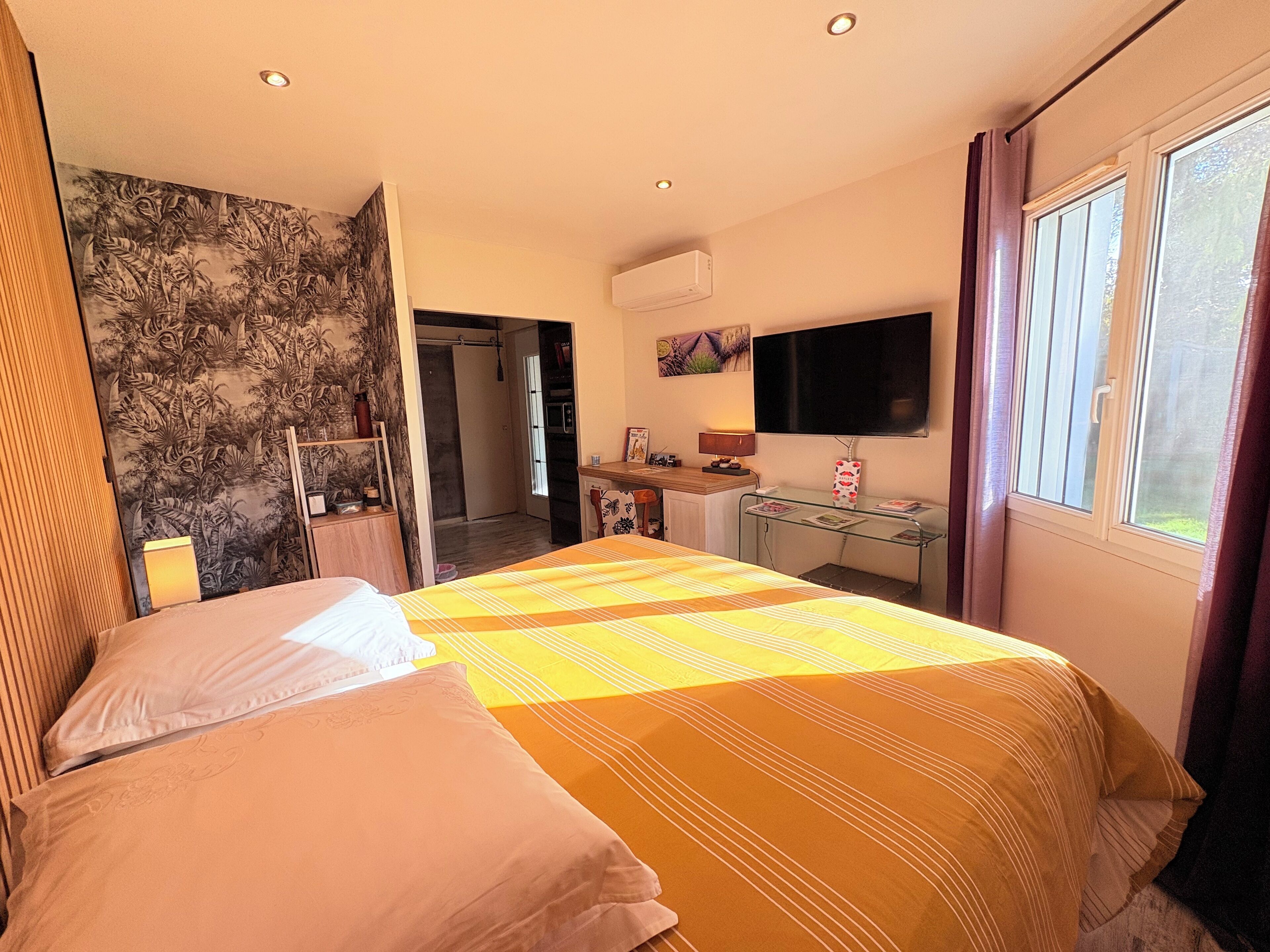 Design Suite (Est) | Premium bedding, blackout curtains, iron/ironing board, free WiFi