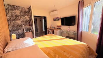 Design Suite (Est) | Premium bedding, blackout curtains, iron/ironing board, free WiFi