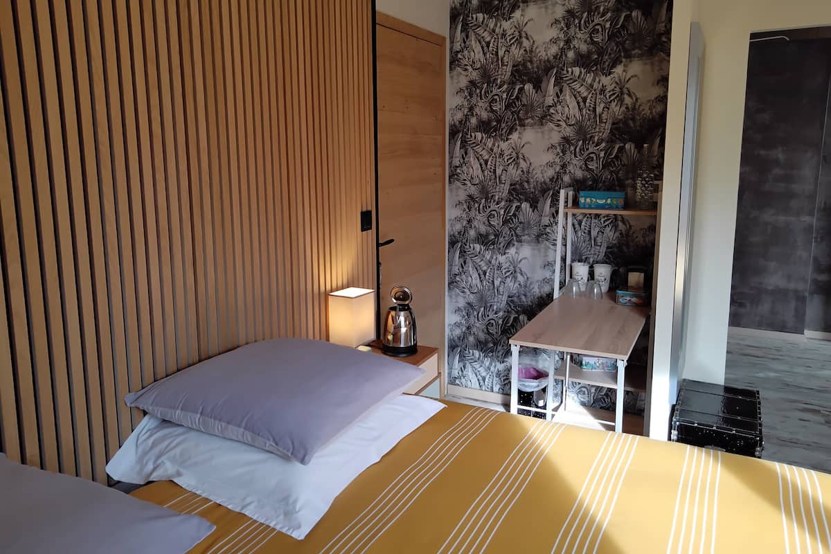 ห้องดีไซน์สวีท (Est) | เครื่องนอนระดับพรีเมียม, ผ้าม่านกันแสง, เตารีด/โต๊ะรีดผ้า, Wi-Fi ฟรี