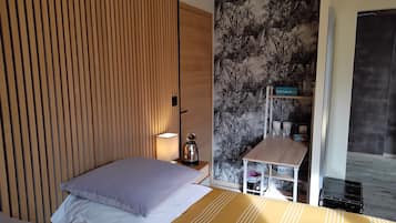 ห้องดีไซน์สวีท (Est) | 1 ห้องนอน, เครื่องนอนระดับพรีเมียม, ผ้าม่านกันแสง, เตารีด/โต๊ะรีดผ้า