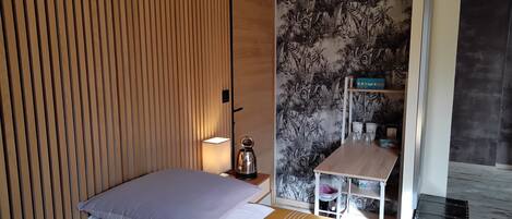 Suite – design (Est) | Sengetøy av topp kvalitet, blendingsgardiner og strykejern/-brett