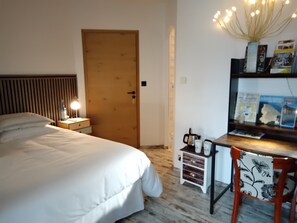 Deluxe Suite (Sud) | Premium bedding, blackout drapes, iron/ironing board, free WiFi