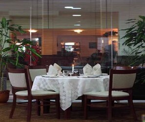 Petit déjeuner, déjeuner et dîner servis sur place