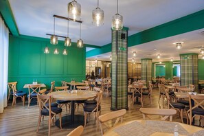 供應早餐、午餐和晚餐，當地和國際料理