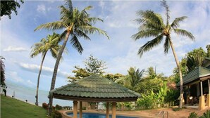 A pool area with a gazebo, palm trees, and a view of the ocean. - 5 Bedroom Beachfront Villa SDV100-By Samui Dream Villas (Koh Samui)