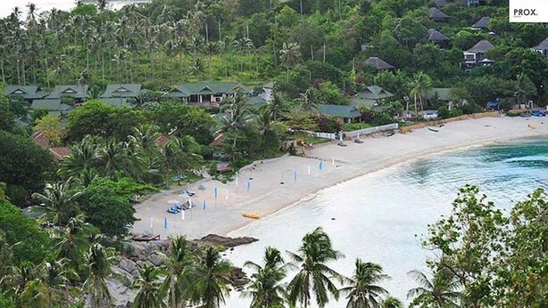A beach resort with multiple bungalow-style buildings, a sandy beach, and a clear view of the ocean. - 5 Bedroom Beachfront Villa SDV100-By Samui Dream Villas (Koh Samui)
