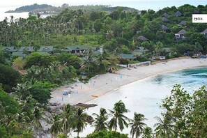 A beach resort with multiple bungalow-style buildings, a sandy beach, and a clear view of the ocean. - 5 Bedroom Beachfront Villa SDV100-By Samui Dream Villas (Koh Samui)