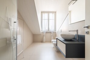 Apartamento, 2 habitaciones, 2 baños | Baño | Ducha, artículos de higiene personal gratuitos, secador de pelo y bidé