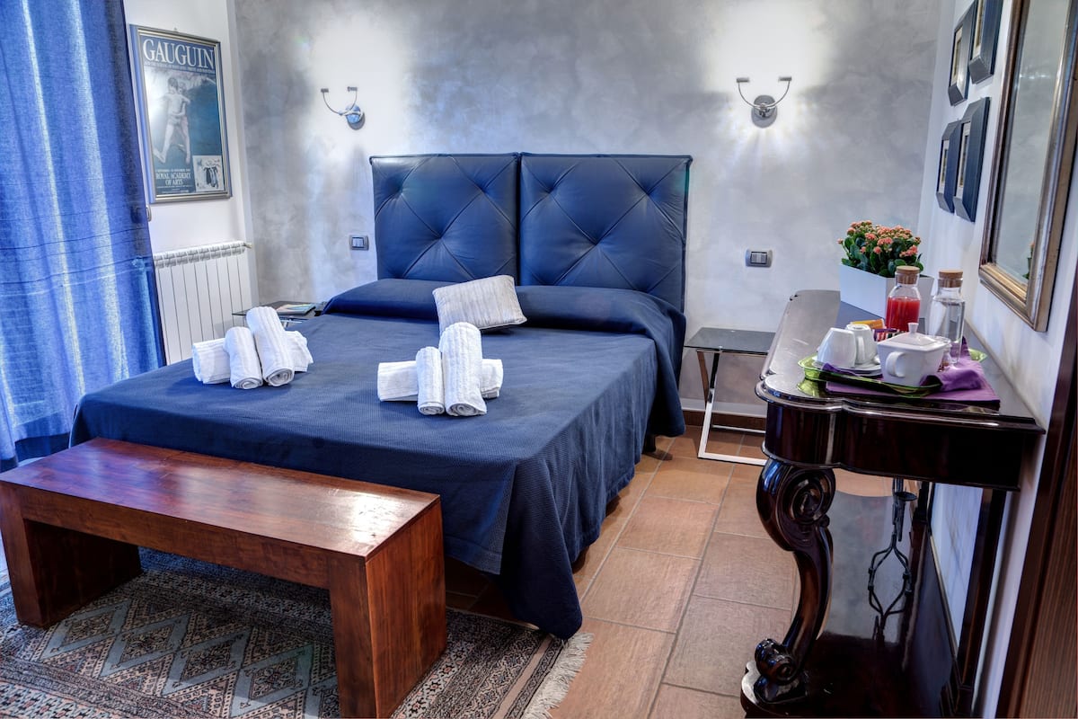 Premium bedding, minibar, desk, soundproofing