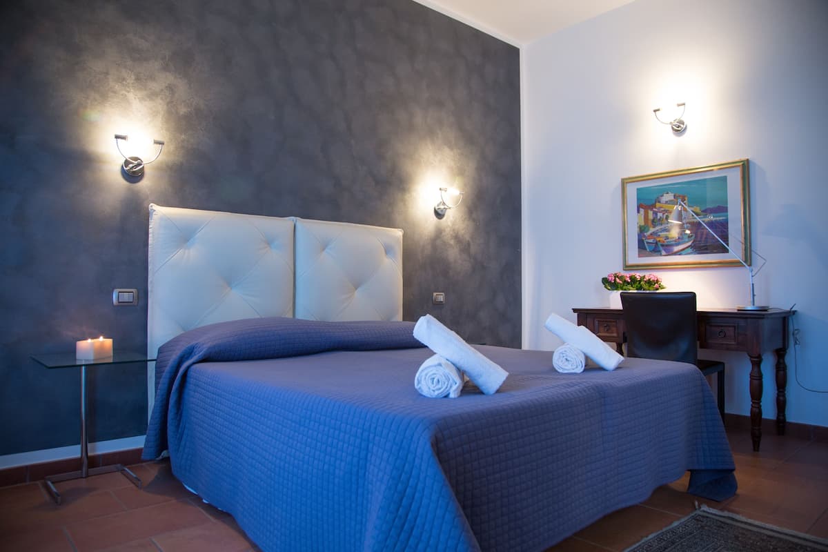Premium bedding, minibar, desk, soundproofing