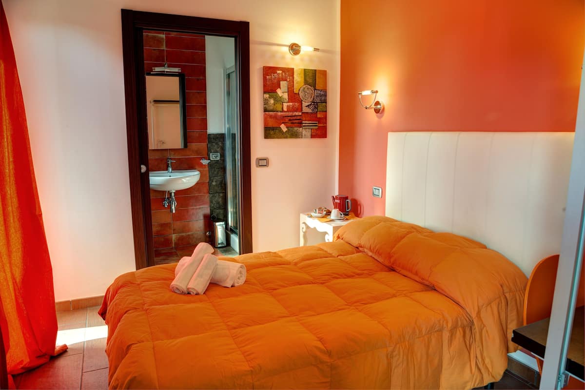 Premium bedding, minibar, desk, soundproofing