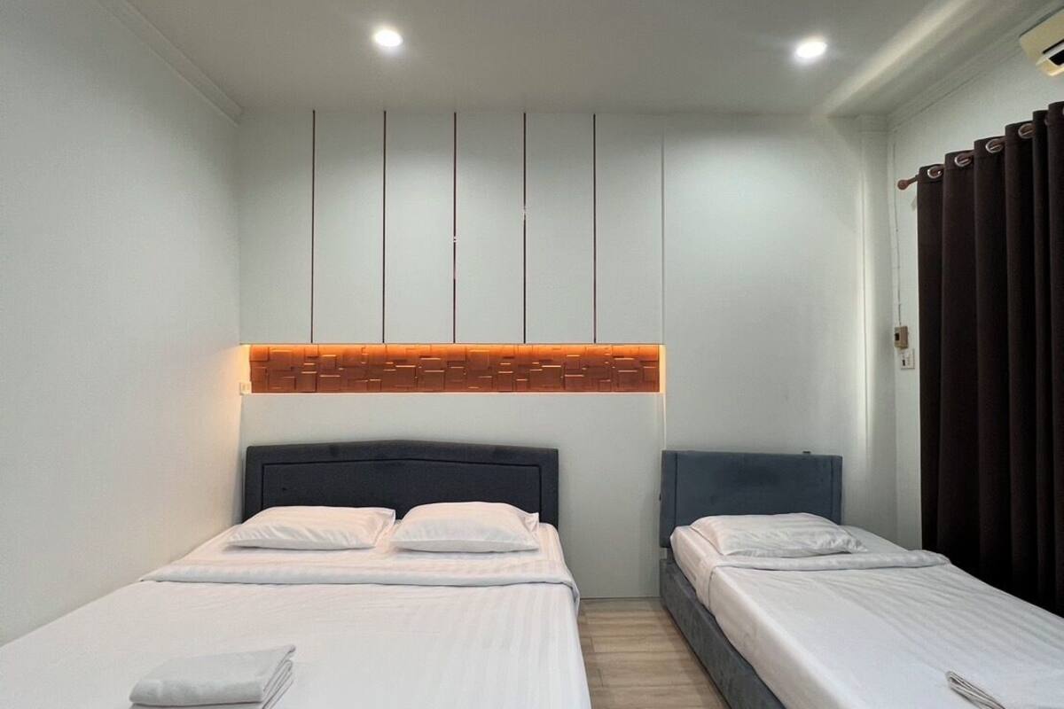 Familien-Dreibettzimmer, Balkon | 1 Schlafzimmer, Schreibtisch, Bügeleisen/Bügelbrett, kostenloses WLAN